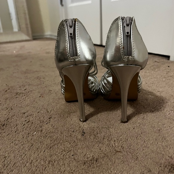 Chinese Laundry Strappy Heels - Silver 8.5 - Picture 4 of 6